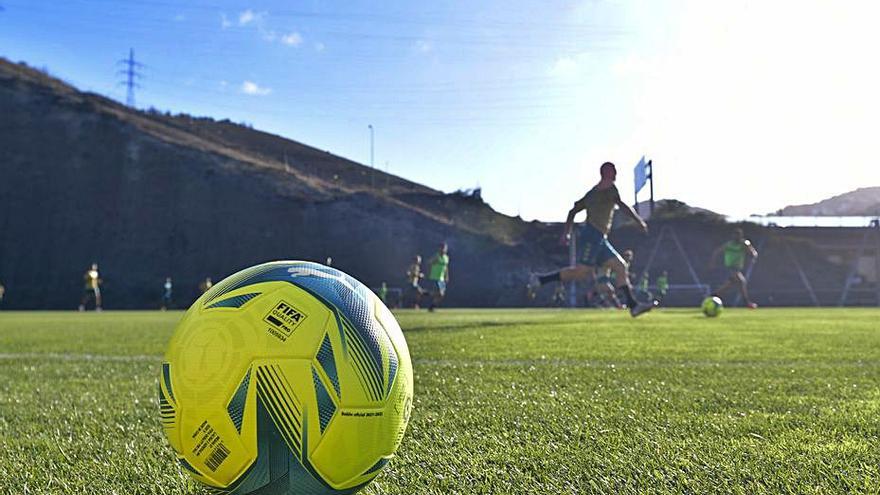 Jonathan Viera, Rafa Mujica y el balón especial de LaLiga para los derbis