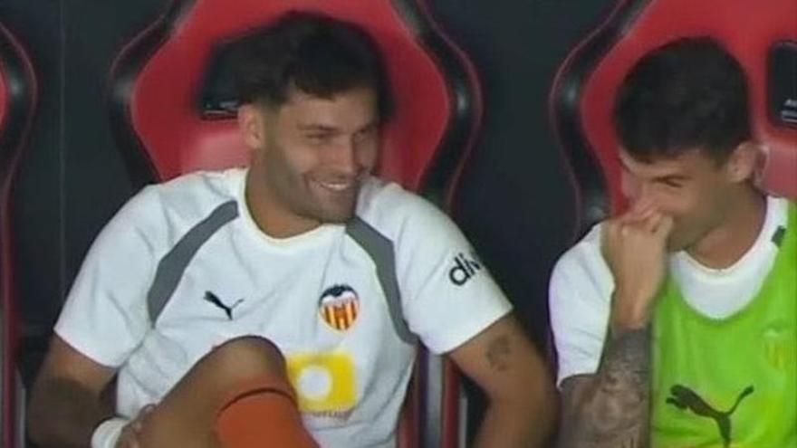 Hugo Duro explica sus risas durante el Sevilla FC - Valencia CF que cabrean a la afición: "Pido perdón"