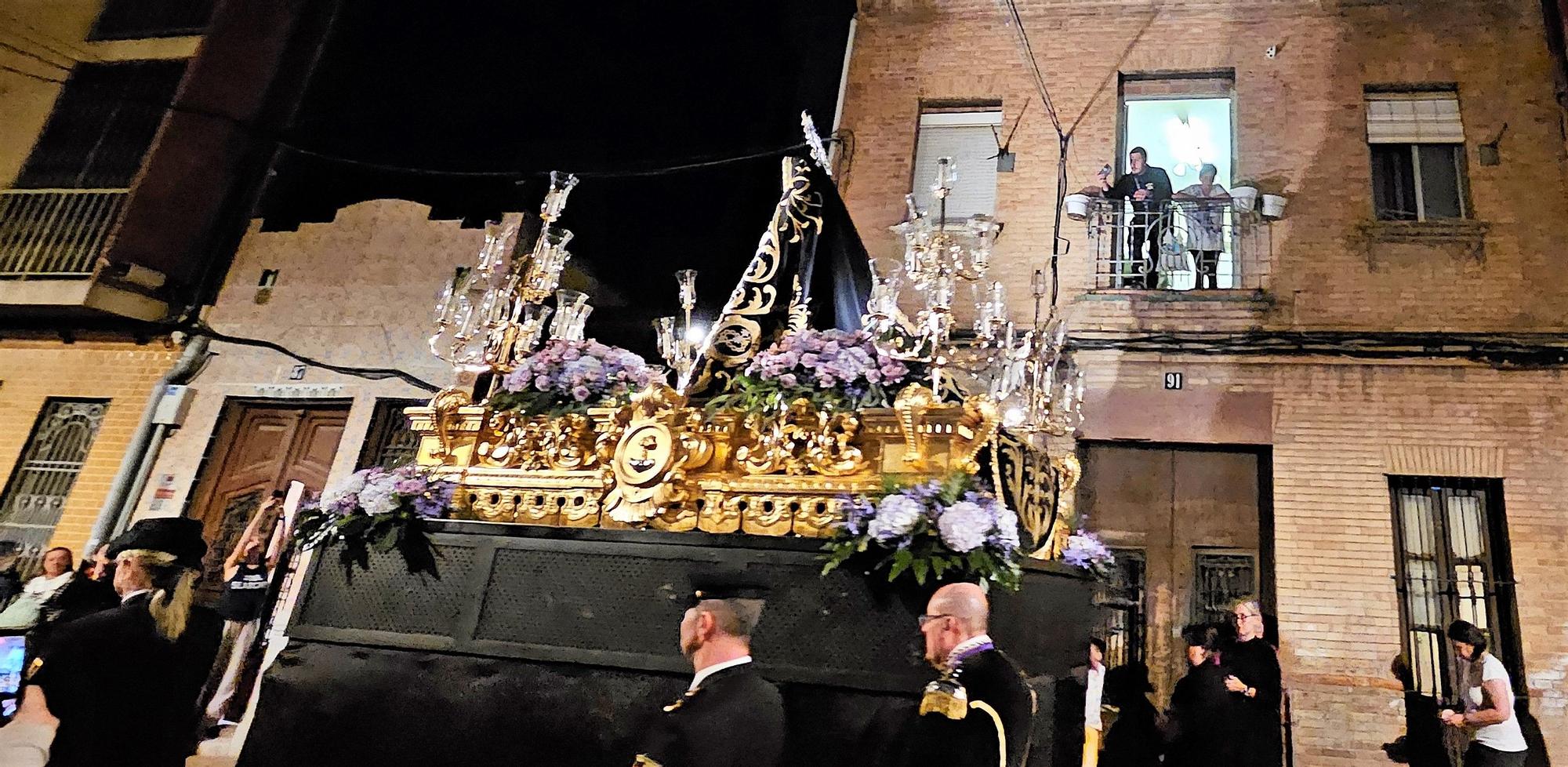 La Dolorosa del Cabanyal sale con escolta fallera