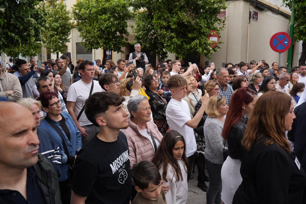La salida procesional de la Presentación al pueblo de Jesús de los Afligidos, en imágenes