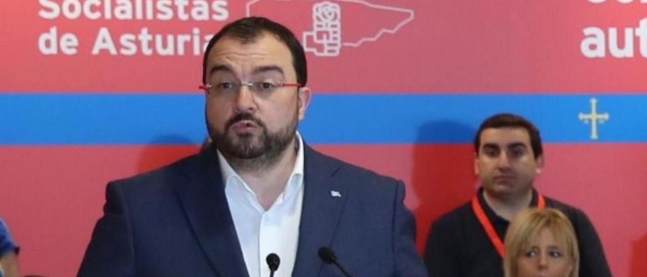 Barbón, en la última reunión del comité autonómico del PSOE, en cuyo atril únicamente se lee “Asturias”.