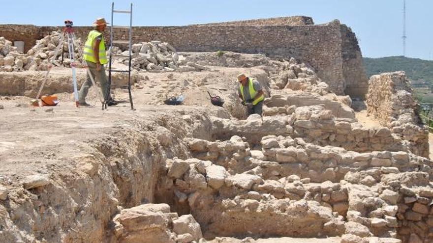 Las excavaciones en la muralla del castillo de Guardamar sacan a la luz objetos del periodo íbero