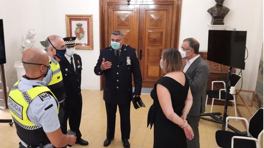 Barberii xerrant amb els representants policials i municipals