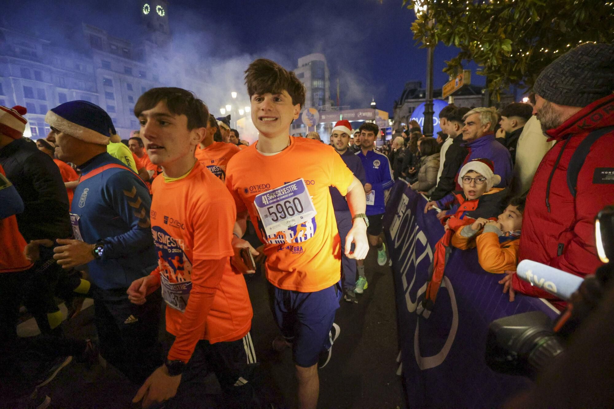 EN IMÁGENES: Alejandro Onís y Mariam Benkert saltan del segundo al primer puesto en la San Silvestre de Oviedo