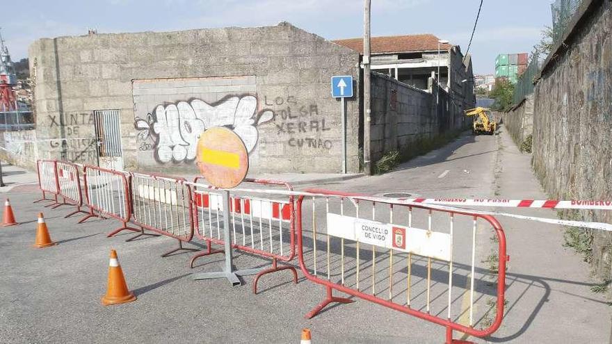Cortan la calle Santa Tegra en Guixar por riesgo de derrumbe de un muro -  Faro de Vigo