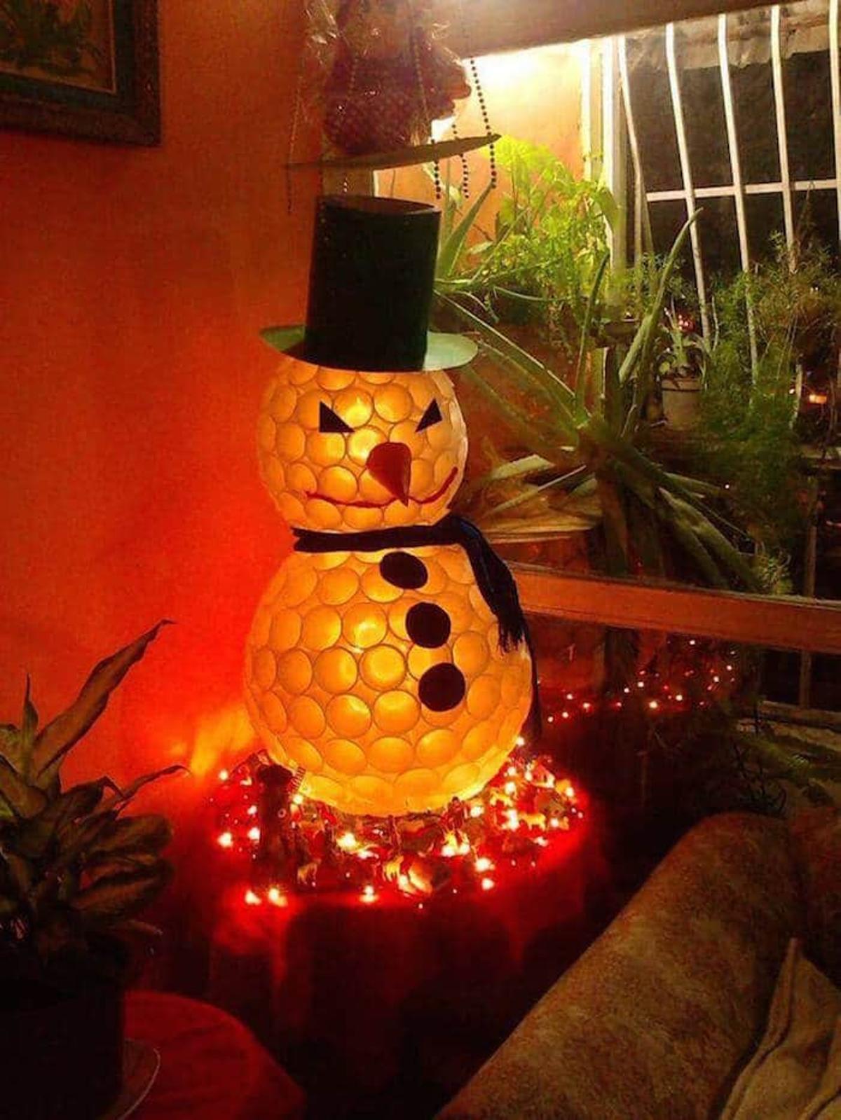 Muñecos de nieve con vasos de plástico.