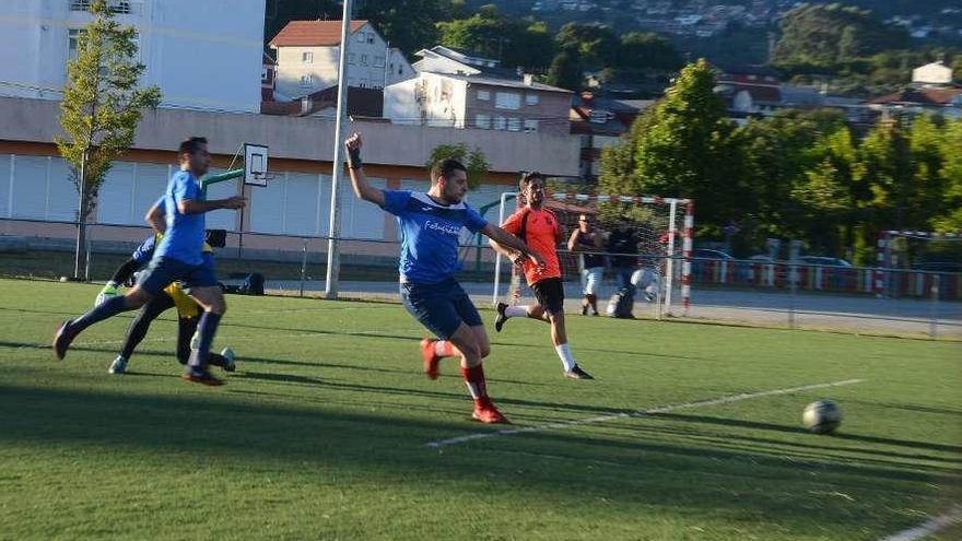 Una acción de un partido de esta temporada de la Liga Keniata de Moaña. // Gonzalo Núñez