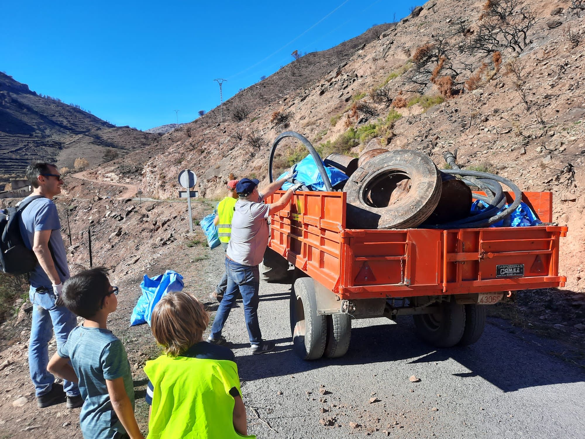 Descubre lo que han encontrado en una recogida de basura resurgida tras el gran incendio de Bejís