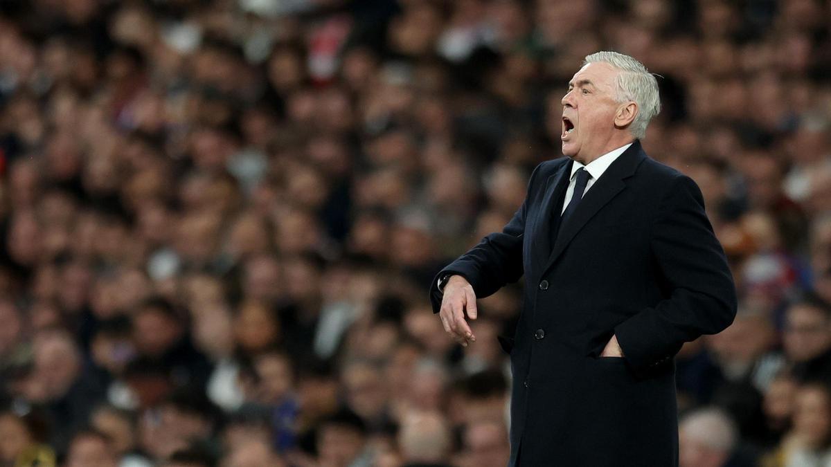 Ancelotti da instrucciones a sus jugadores en el Santiago Bernabéu durante el duelo con el Leipzig.