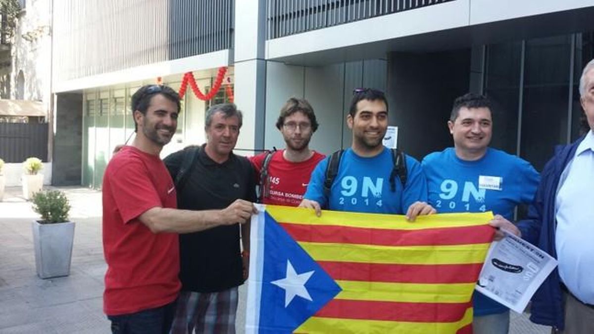 Sepe Castillo amb altres compatriotes després de votar a Santiago de Xile.