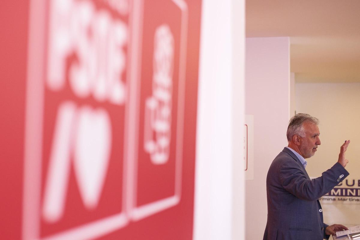 El secretario general del PSOE de Canarias y ministro de Política Territorial, Ángel Víctor Torres; durante su comparecencia en la sede del partido político esta mañana.
