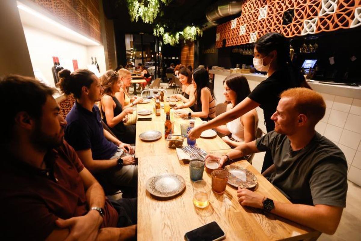 Comensales en un restaurante del barrio de Ruzafa.  | F.BUSTAMANTE