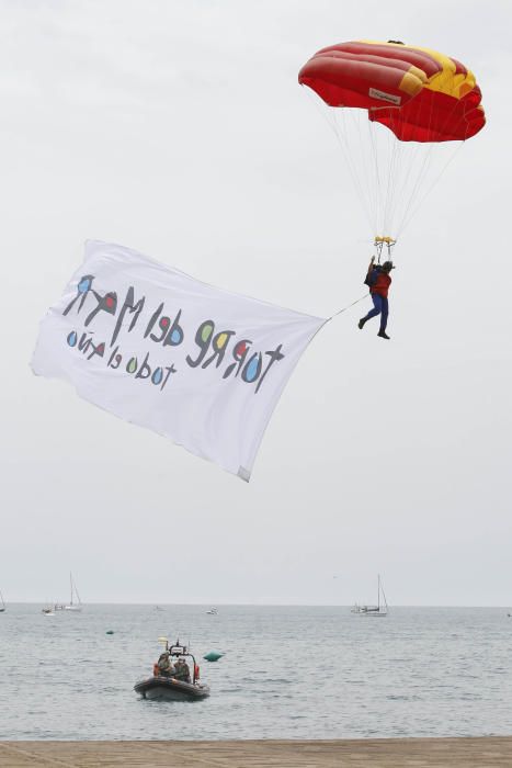 Miles de personas disfrutan a pie de playa del espectáculo protagonizado por el Ejército del Aire