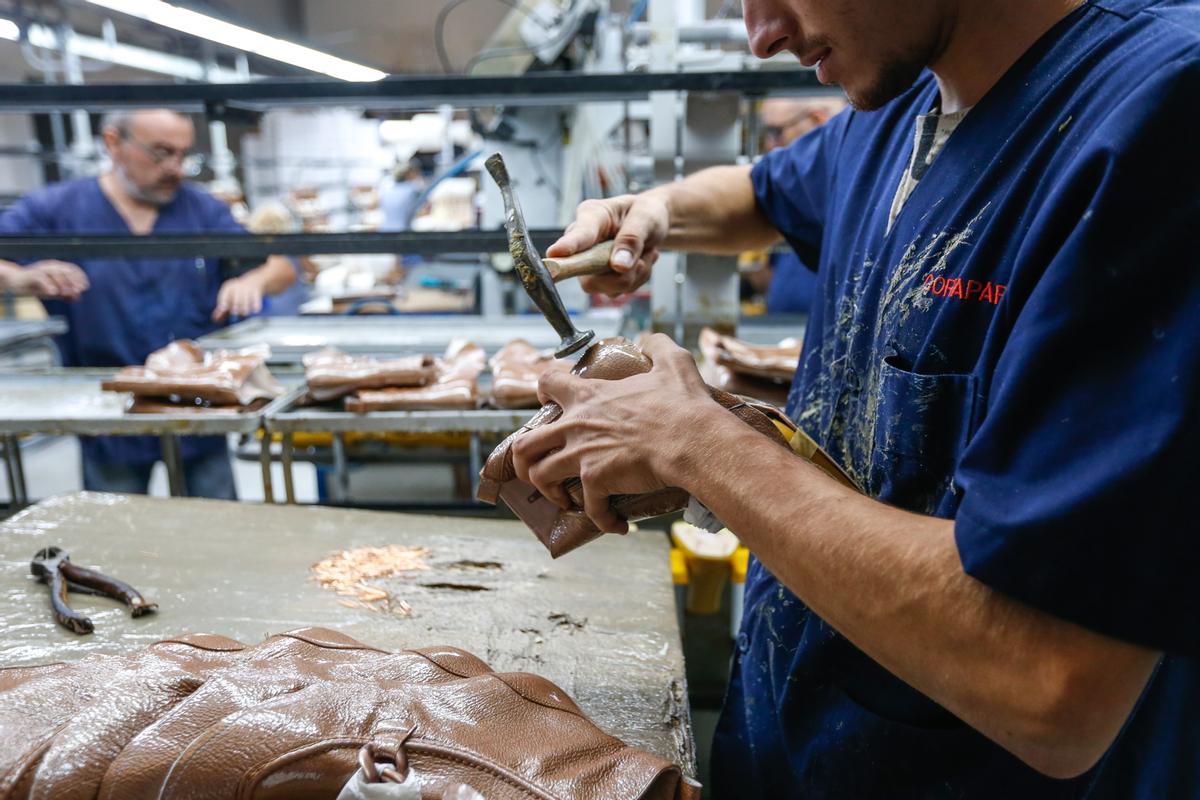 Trabajadores en una fábrica de calzado de la provincia.