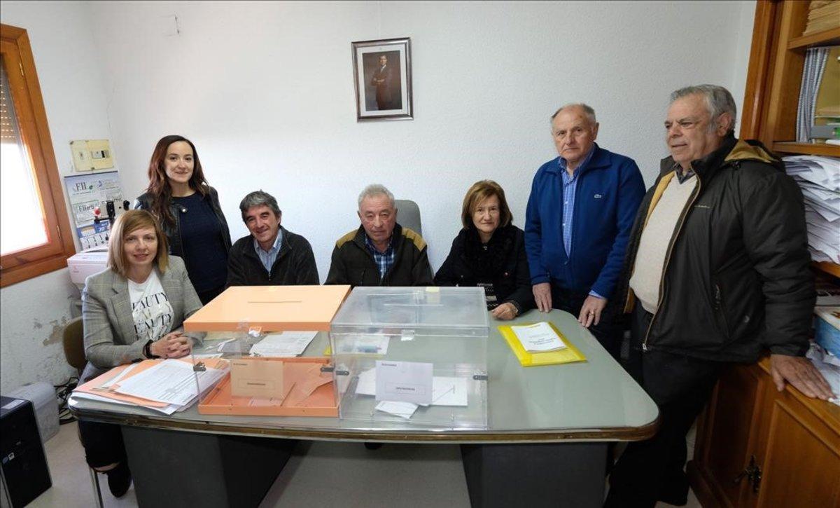 Los seis vecinos de Villarroya (La Rioja) han tardado solo 40 segundos en votar en estas elecciones.