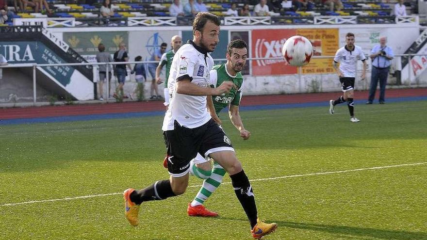 Adrián Llano persigue el balón en el encuentro de la primera vuelta.