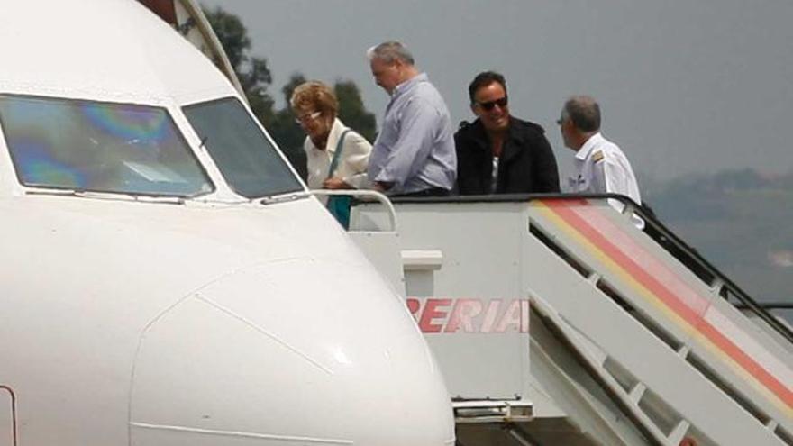 Bruce Springsteen, a punto de entrar en su avión en el aeropuerto de Asturias rumbo a París. | ricardo solís