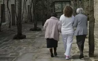 El desamparo fuerza el ingreso de tres mayores diarios por vía de emergencia
