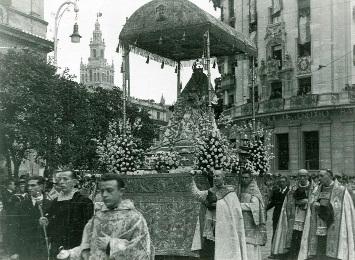 Nuestra Señora de los Reyes en procesión por la declaración canónica de su patronazgo en 1946