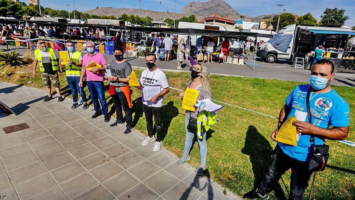 Algunos vendedores de ropa y calzado, protestando semanas atrás delante del mercadillo. | DAVID REVENGA