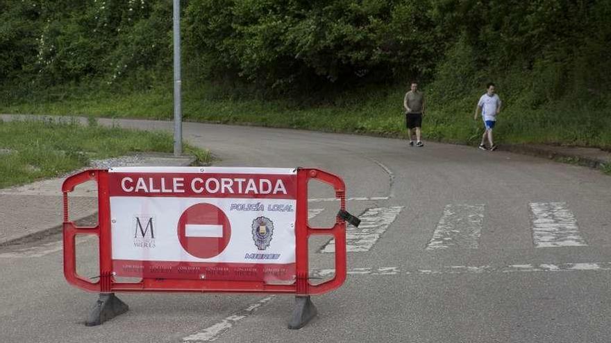 La carretera, cortada al tráfico para que sea usada por los vecinos.