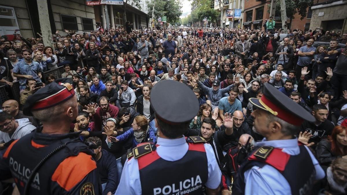 Agentes de los Mossos, durante la jornada del 1-O.