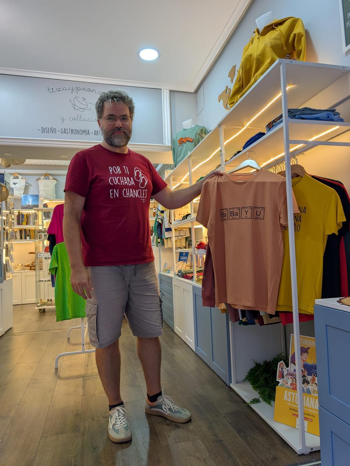Rpberto Ramos con una camiseta en su tienda, Tiza y Peonza