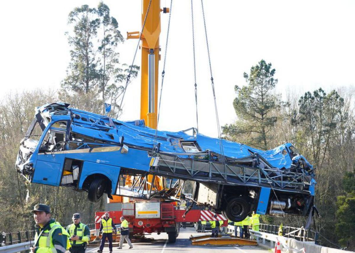 Momento en el que sacan el autobús del río. |   // BERNABÉ