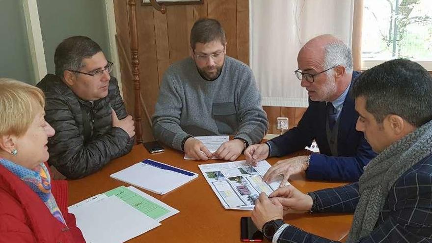 La reunión de los dirigentes pontecesureños con José Juan Durán. // FdV