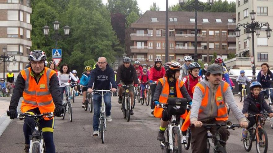 Participantes en la marcha ciclista de ayer. |