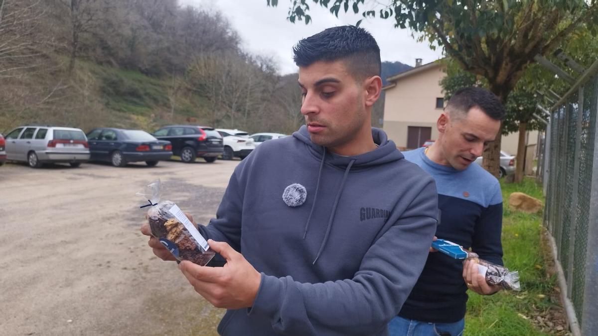 El Tiktoker asturiano Fabio Rodrigo junto a Iván Hevia con los chocolates de las exclarisas en Arriondas