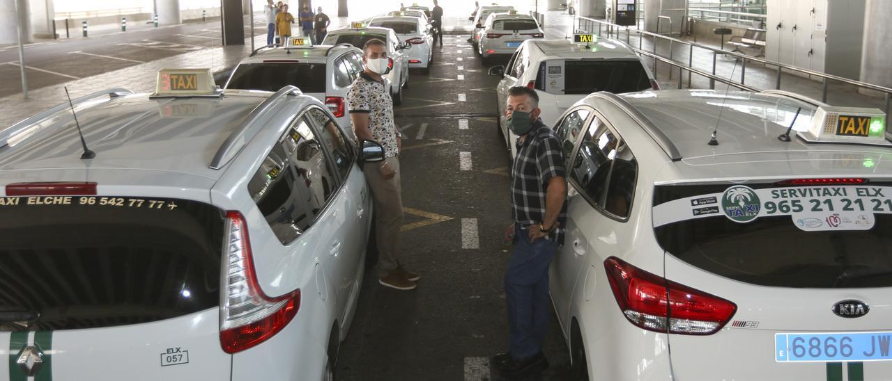 Taxis en el aeropuerto de Elche, durante la pandemia, y sin trabajo