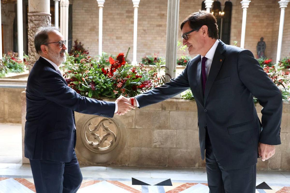 El president Salvador Illa con el alcalde de Montornès de la Segarra, Dionís Oña, el pasado jueves en la Generalitat