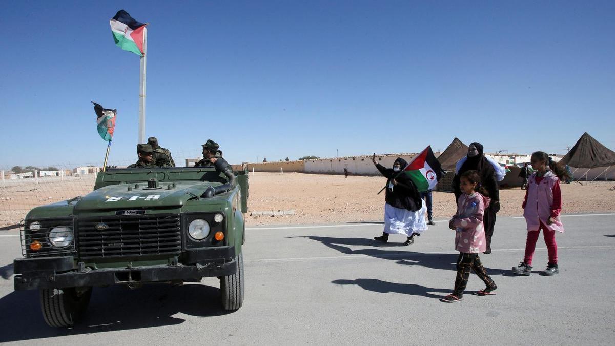 Miembros del Frente Polisarion en los campamentos de refugiados de Tinduf.