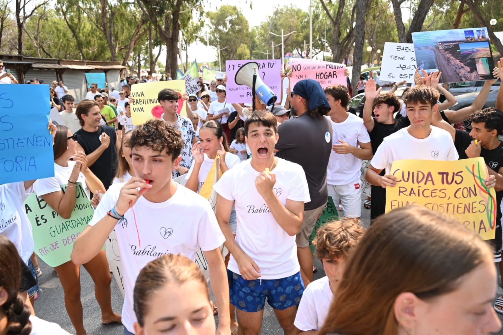 Protesta contra el derribo de las casas de la playa de Babilonia en Guardamar del Segura