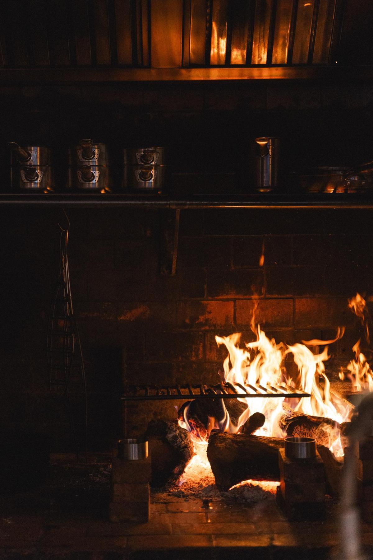 El fuego es el elemento central de la cocina de La Era, el restaurante de Aguamadera.