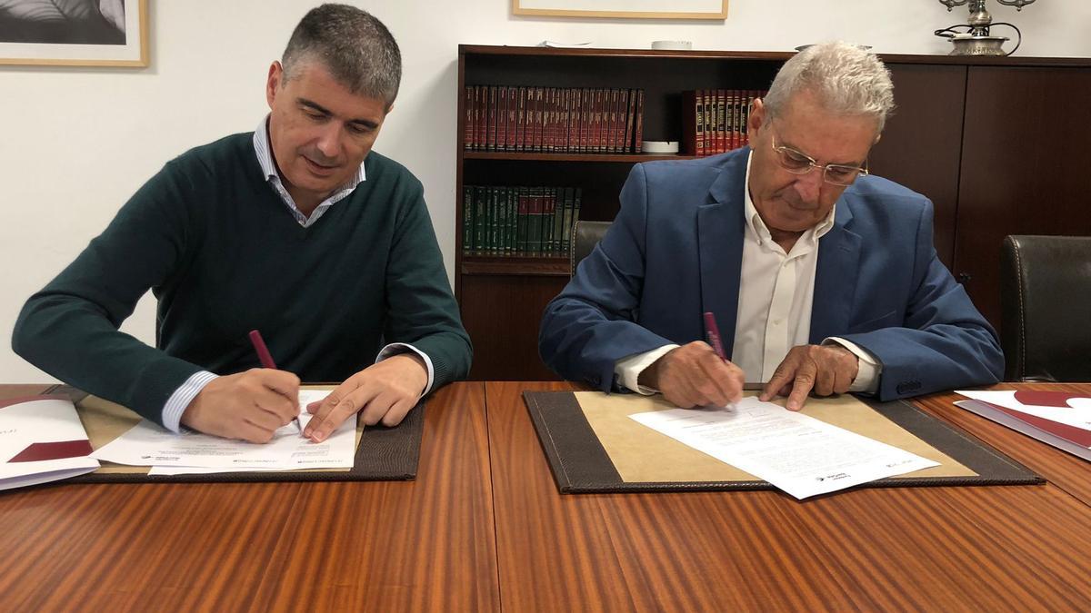 El director de Cáritas, Jesús Pérez Mayo, y el presidente de Fundación CB, Emilio Vázquez, durante la firma del convenio.