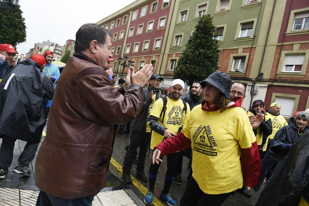 Marcha de trabajadores de Alcoa entre Avilés y Oviedo