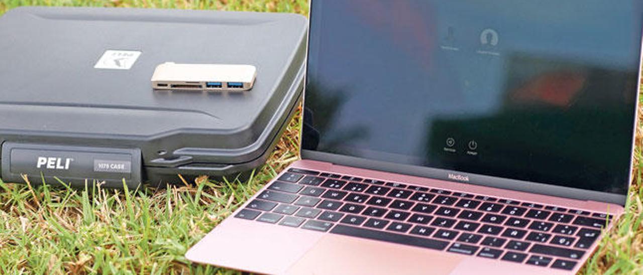 El nuevo MacBook junto con la carcasa rígida Peli 1075 Case y el hub eStuff son todo lo que necesitas para viajar, trabajar y disfrutar este verano.