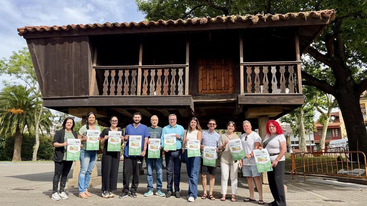 Por la izquierda, Henar Lorenzo, secretaria de la Asociación Disfruta Carbayedo; Eva Arjona y Andrea Lobato, del bar Reguero; Raúl Blanco, presidente de la Asociación Disfruta Carbayedo; Santi Alvite, de La Antigua; Jorge García, concejal del Partido Popular; Raquel Ruiz, concejala de Comercio y Turismo; Chema Liendo, del Café Bar Donde Chema; Carolina Martínez y Noelia Álvarez, de Dialva para vos, y María Jesús Pico Méndez, de El Rincón de Masús.
