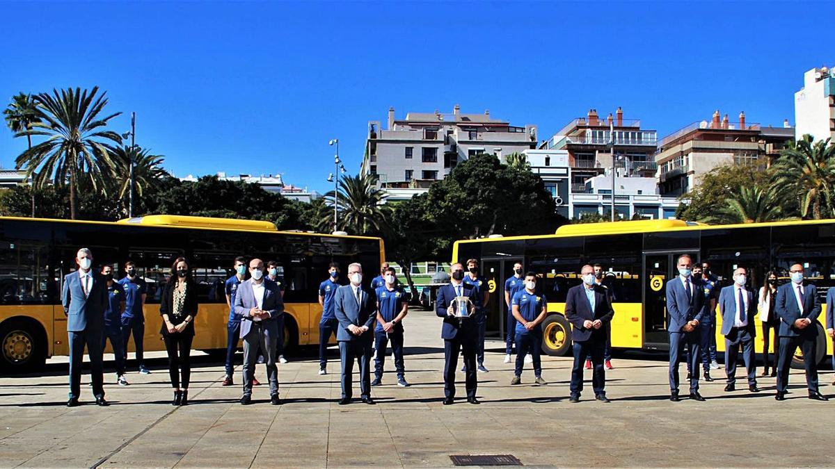 El alcalde de Las Palmas de Gran Canaria, Augusto Hidalgo, sujeta la Copa del Rey rodeado de la plantilla y directiva del CV Guaguas.