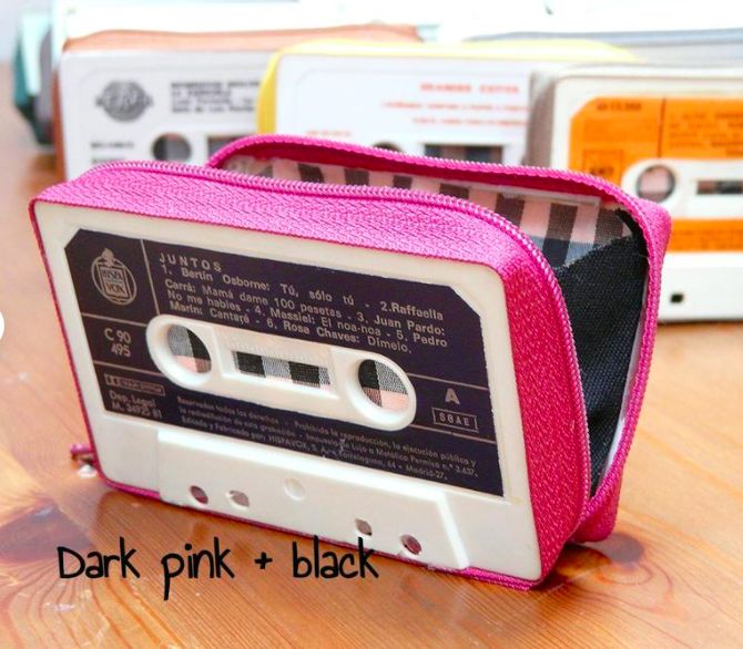 Monedero-tarjetero vintage hecho a partir de cintas de cassette