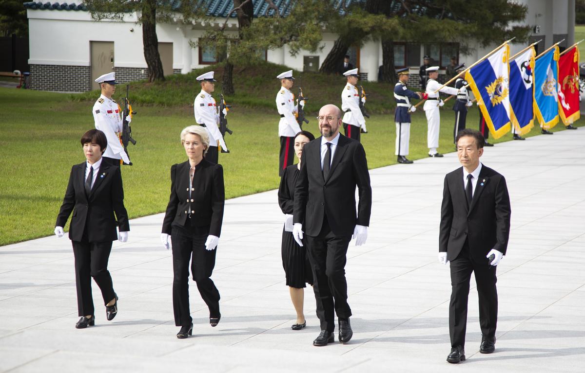 Von der Leyen y Michel visitan el Cementerio Nacional de Corea