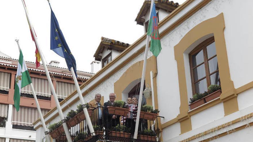 Las instituciones izan la bandera del pueblo gitano