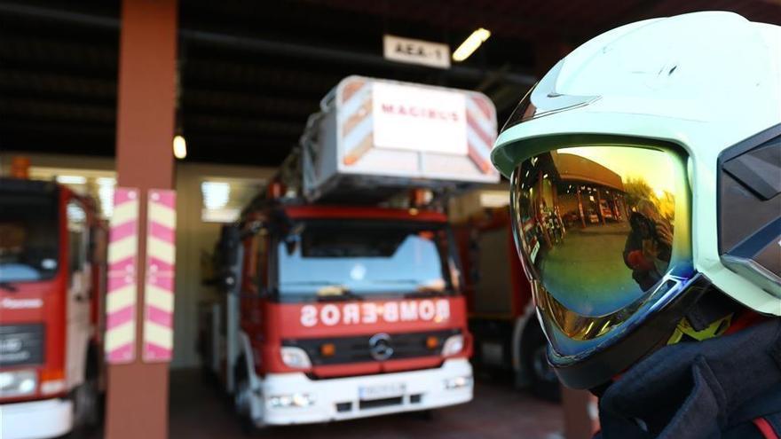 Los bomberos intervienen en un conato de incendio en una tienda de Carrefour Sierra