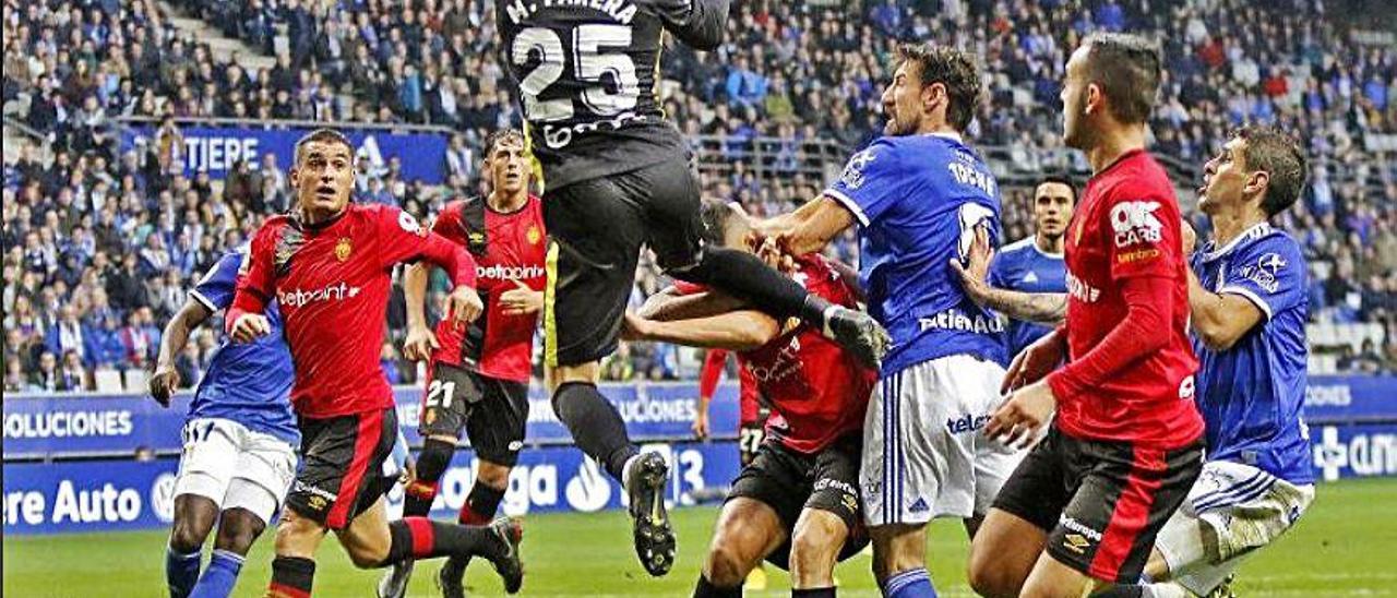 Parera detiene un balón por alto durante el encuentro del pasado domingo ante el Oviedo.