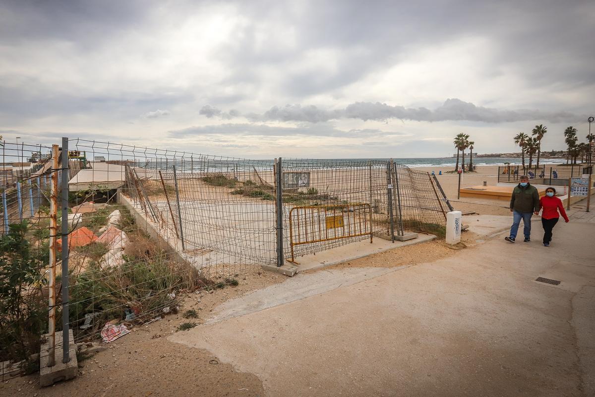Imagen del acceso al paseo del dique de Poniente junto a la cinta de la sal en Torrevieja