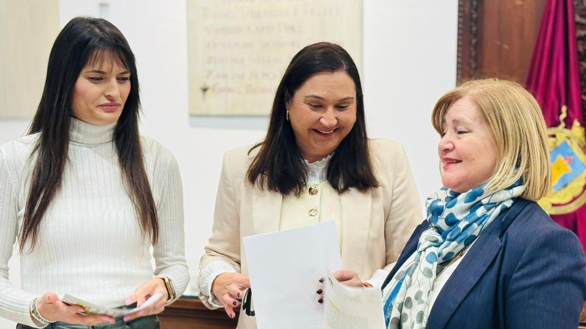 La edil de Servicios Sociales (centro) junto a parte del personal de la concejalía.