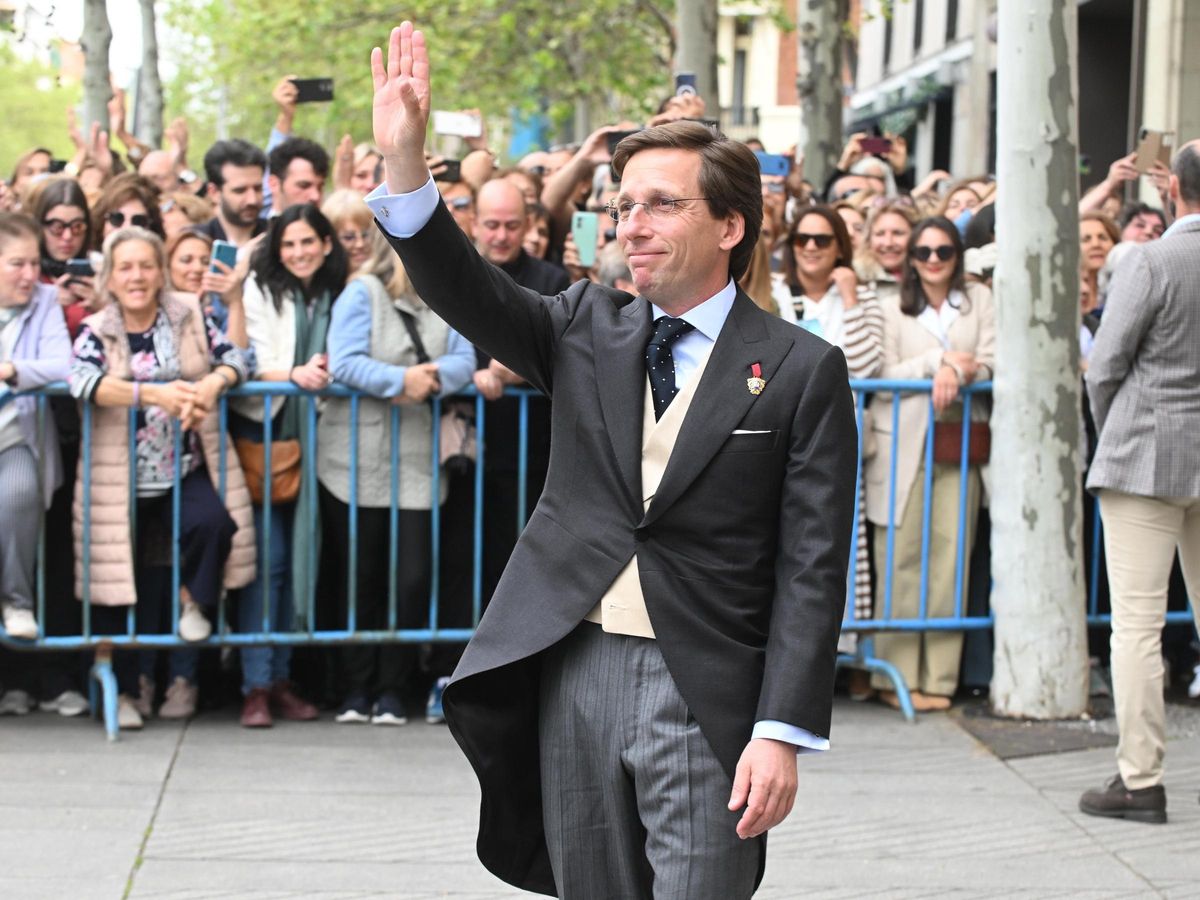 JOSÉ LUIS MARTÍNEZ-ALMEIDA LLEGA A LA IGLESIA DE LOS JESUITAS MINUTOS ANTES DE SU SÍ, QUIERO CON TERESA URQUIJO