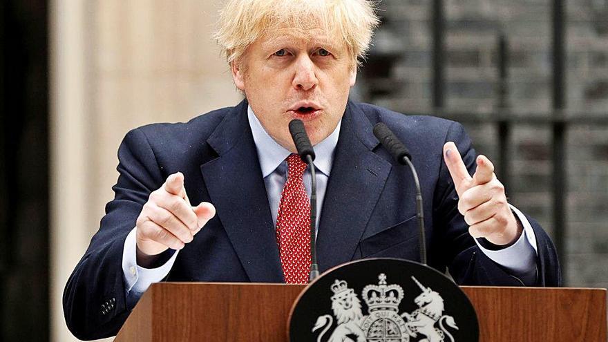 Boris Johnson reapareix  en públic i adverteix que és aviat per al desconfinament